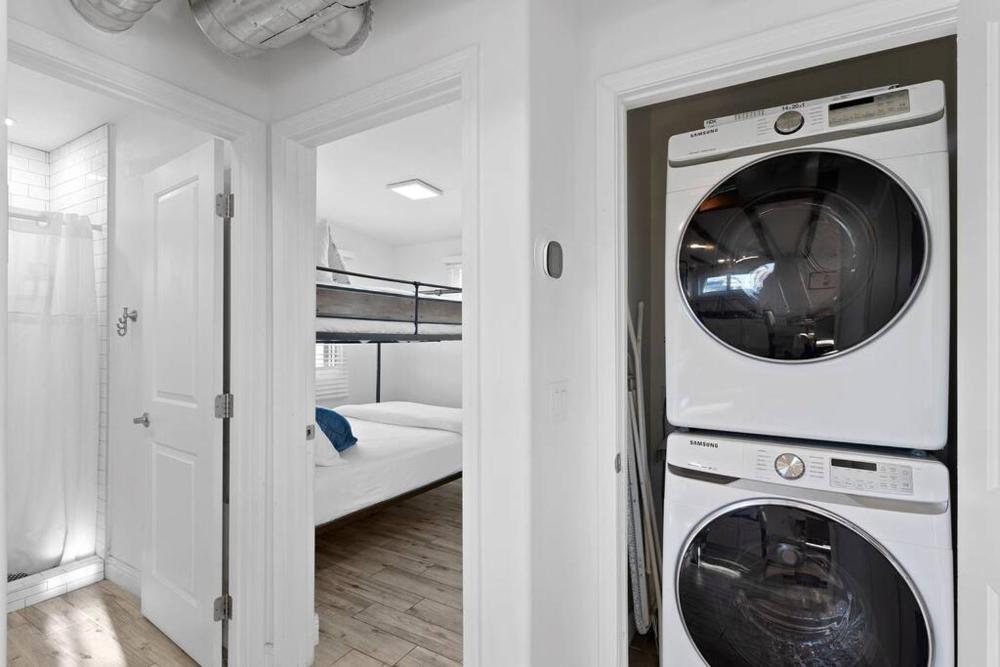 Featherlight Cottage with BBQ and Hot Tub in Downtown Phoenix